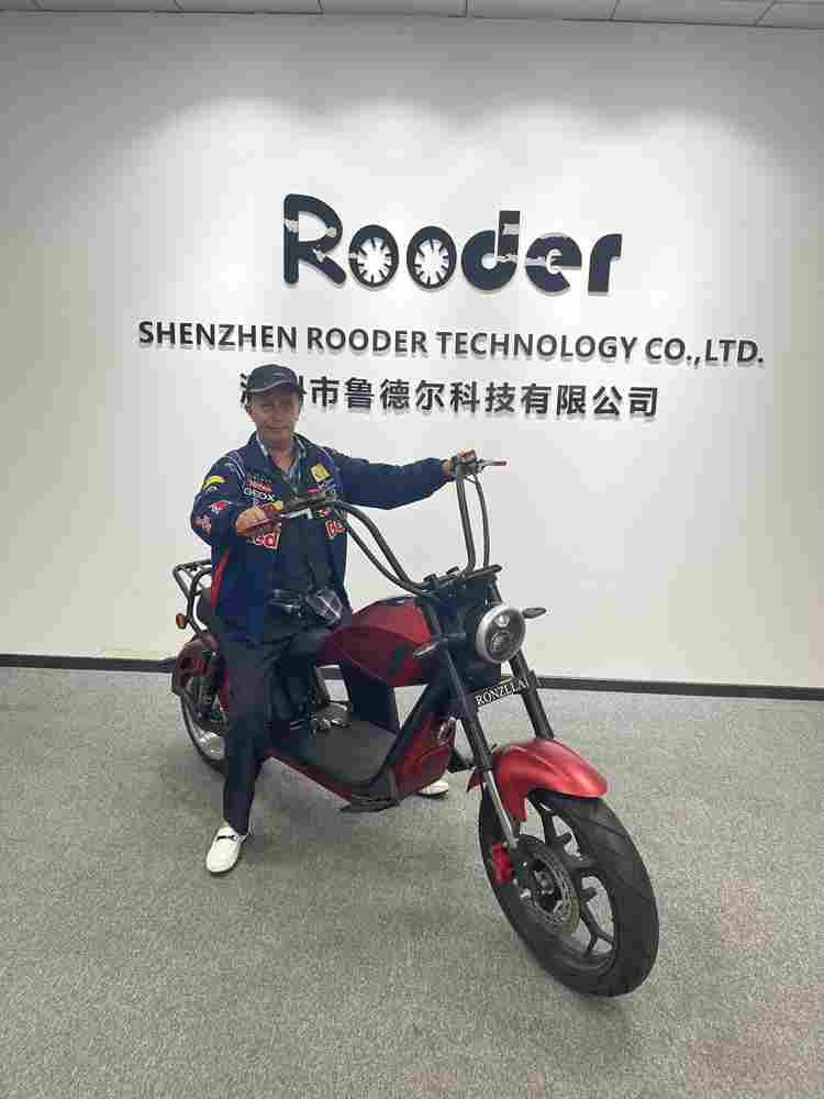 Mr. Paulo visited Rooder electric scooter factory (3)